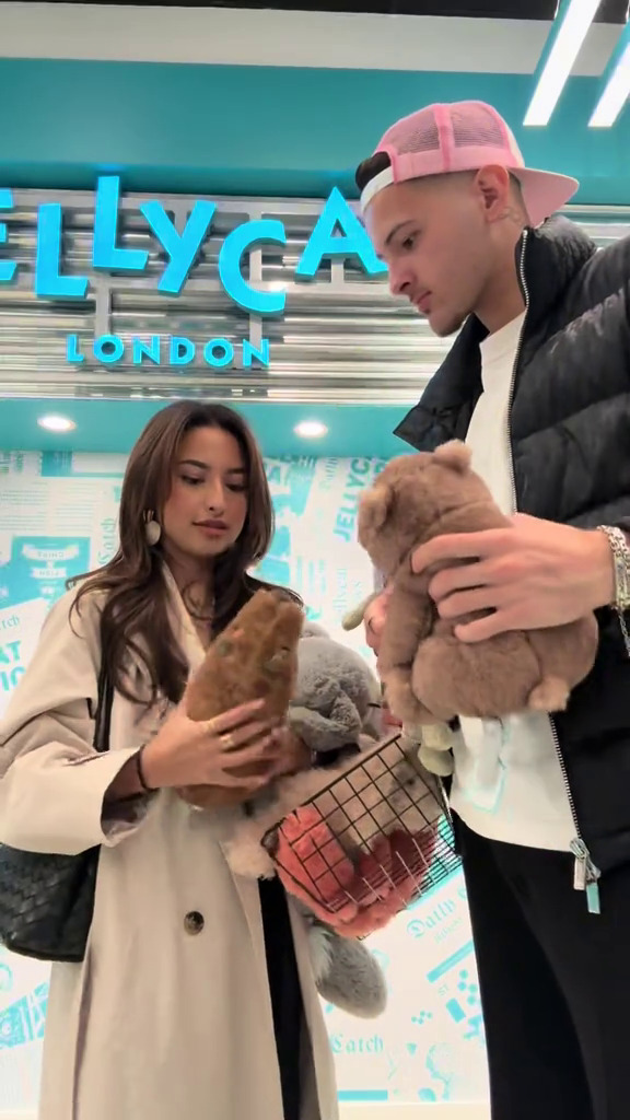 Sebut cuma teman, 9 momen Jennifer Coppen dan Justin Hubner pamer jalan-jalan bareng di London