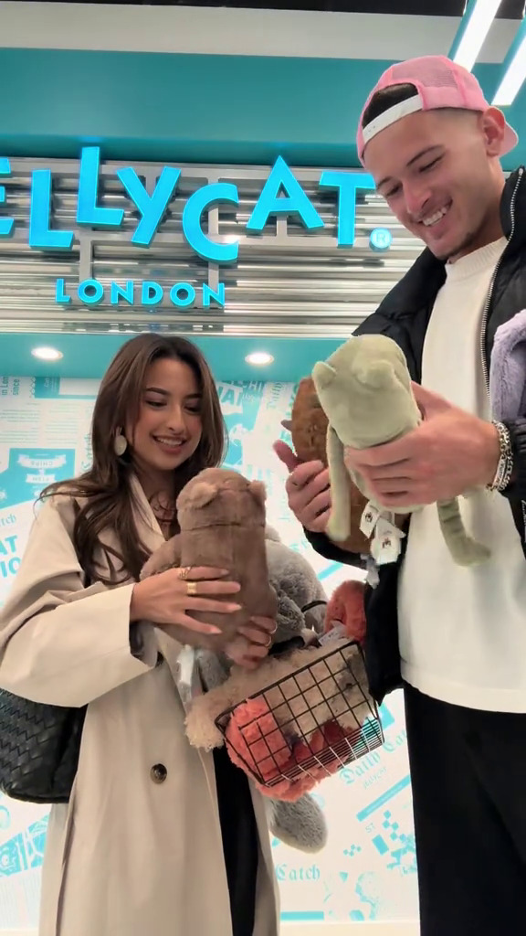 Sebut cuma teman, 9 momen Jennifer Coppen dan Justin Hubner pamer jalan-jalan bareng di London