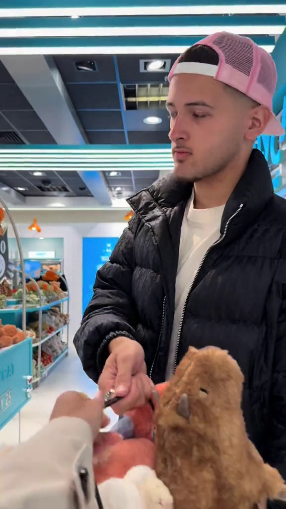 Sebut cuma teman, 9 momen Jennifer Coppen dan Justin Hubner pamer jalan-jalan bareng di London