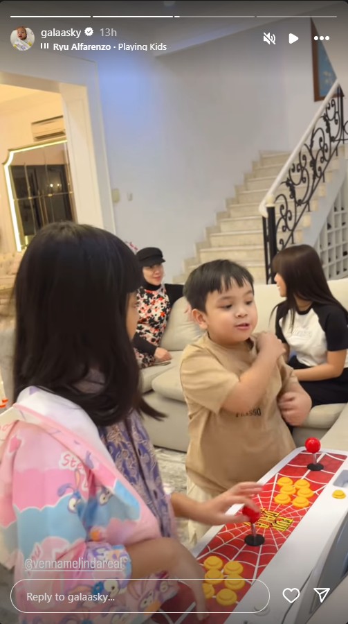 Verrel Bramasta dan Fuji makin nempel, 9 momen Venna Melinda makin akrab kunjungi rumah Gala Sky