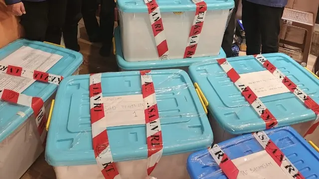 Penampakan gepokan uang ratusan miliar dalam boks yang disita dari rumah Zarof Ricar, tersangka TPPU