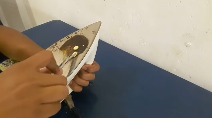 Bukan pakai garam atau sabun, ini trik ampuh hilangkan kerak gosong pada setrika dengan 1 jenis obat