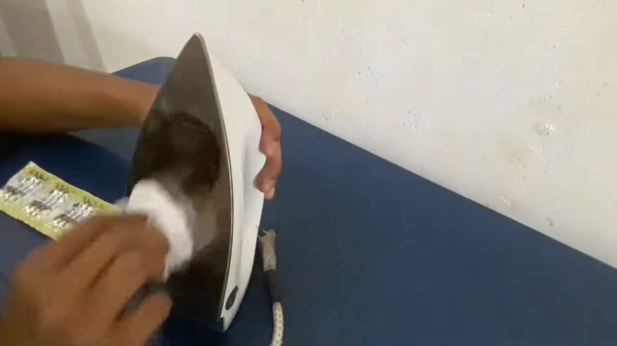 Bukan pakai garam atau sabun, ini trik ampuh hilangkan kerak gosong pada setrika dengan 1 jenis obat