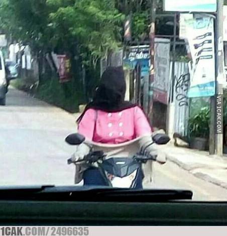 11 Potret kocak kejadian apes pas di jalan raya ini bikin pengin ketawa tapi takut kualat