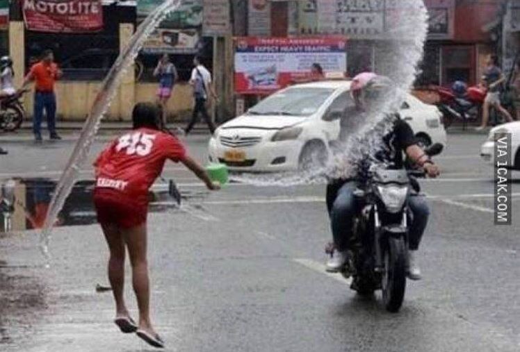 11 Potret kocak kejadian apes pas di jalan raya ini bikin pengin ketawa tapi takut kualat