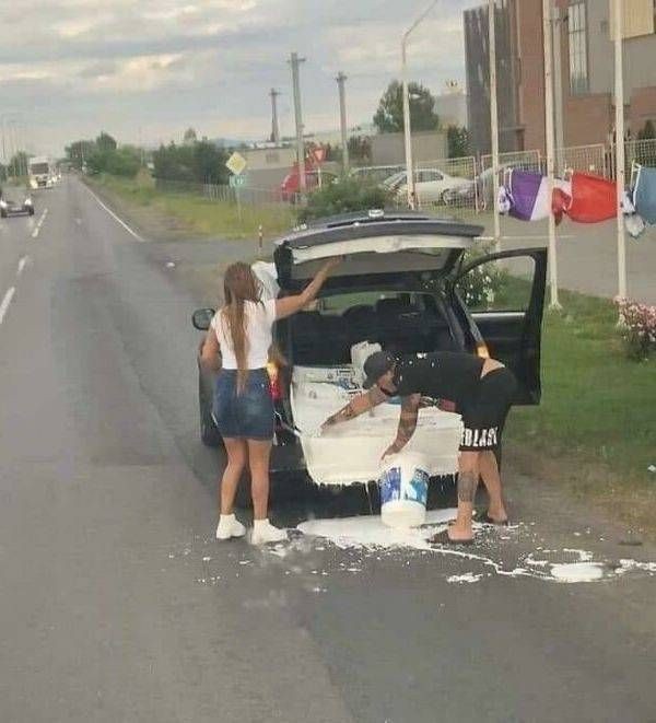 11 Potret kocak kejadian apes pas di jalan raya ini bikin pengin ketawa tapi takut kualat