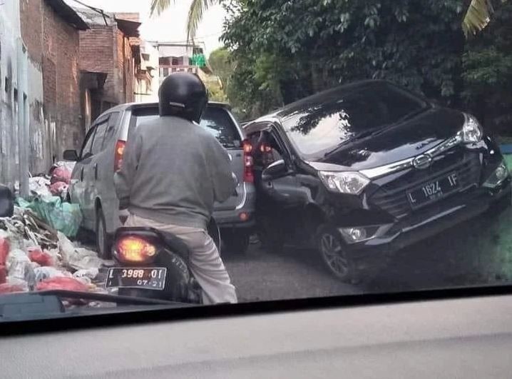 11 Potret kocak kejadian apes pas di jalan raya ini bikin pengin ketawa tapi takut kualat
