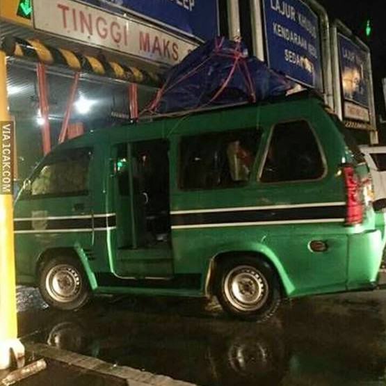 11 Potret kocak kejadian apes pas di jalan raya ini bikin pengin ketawa tapi takut kualat