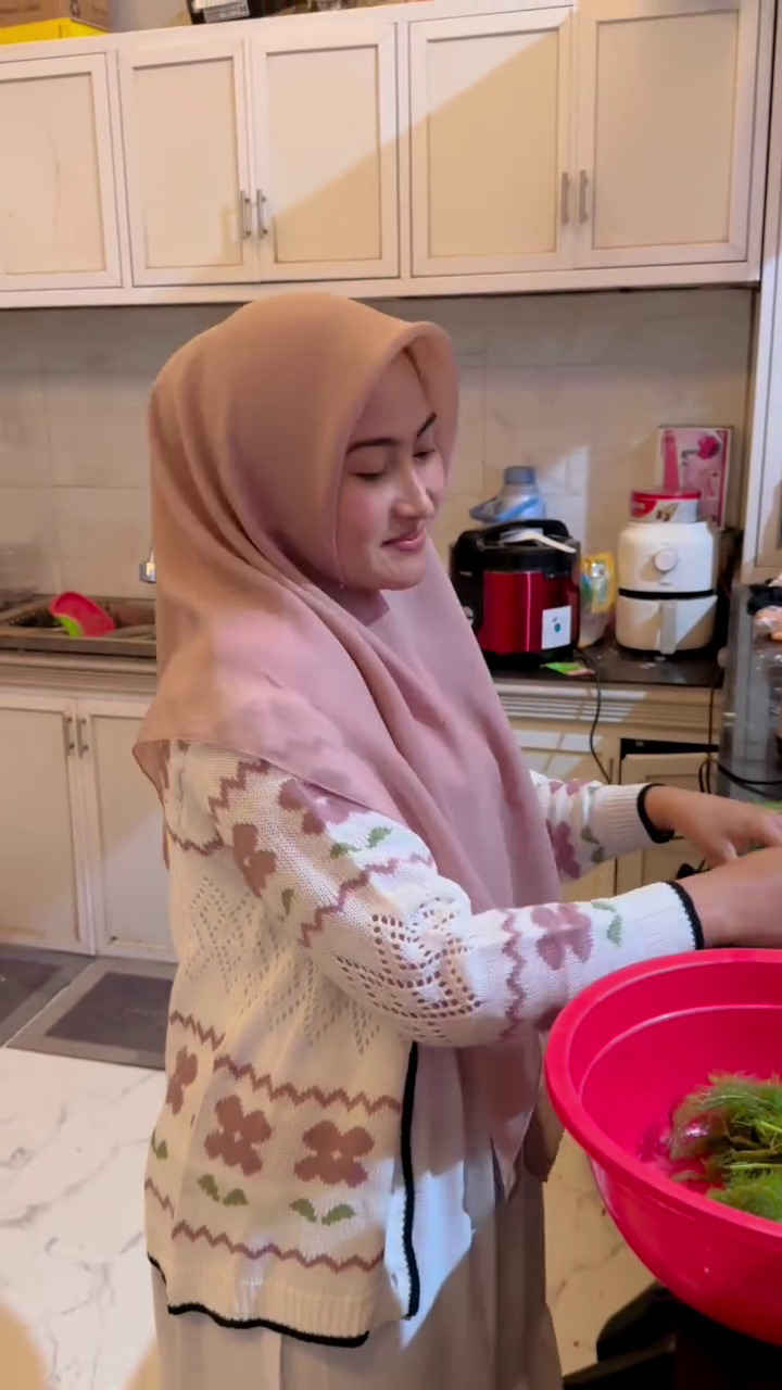 Dulu dapurnya beralaskan tanah, 9 potret dapur baru Novi Listiana ini jadi mewah bernuansa putih