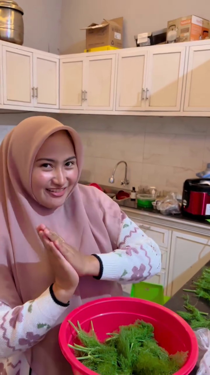 Dulu dapurnya beralaskan tanah, 9 potret dapur baru Novi Listiana ini jadi mewah bernuansa putih