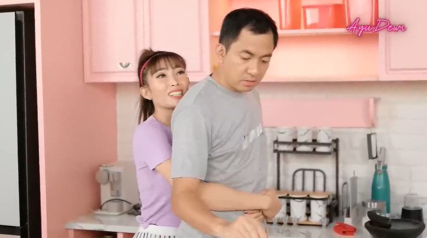 Area masaknya tak cuma satu, intip 9 potret dapur Ayu Dewi bernuansa pink yang cocok buat ngonten
