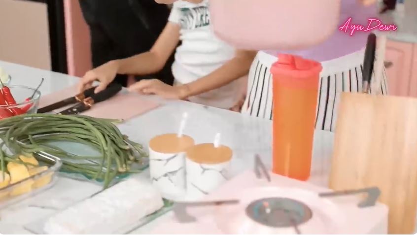 Area masaknya tak cuma satu, intip 9 potret dapur Ayu Dewi bernuansa pink yang cocok buat ngonten