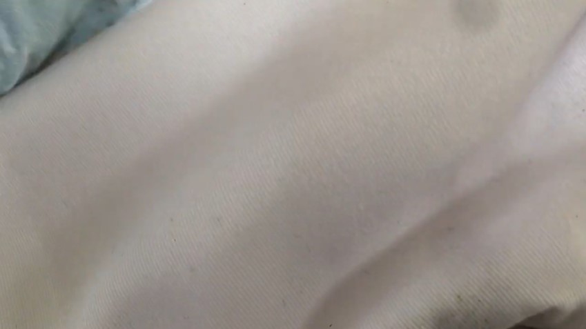 Tak perlu direndam, ini trik agar noda makanan di taplak meja hilang dan kembali putih bersih lagi