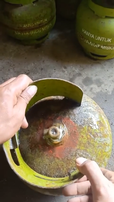Tabung gas bocor nggak perlu ditambah karet atau plastik, trik obeng kecil ini lebih efektif