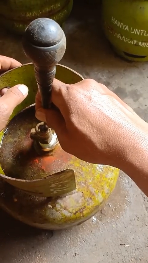 Tabung gas bocor nggak perlu ditambah karet atau plastik, trik obeng kecil ini lebih efektif