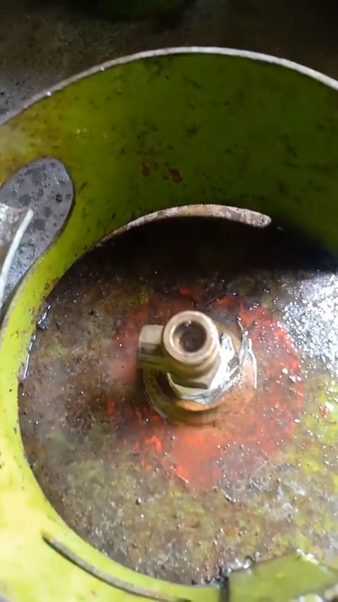 Tabung gas bocor nggak perlu ditambah karet atau plastik, trik obeng kecil ini lebih efektif