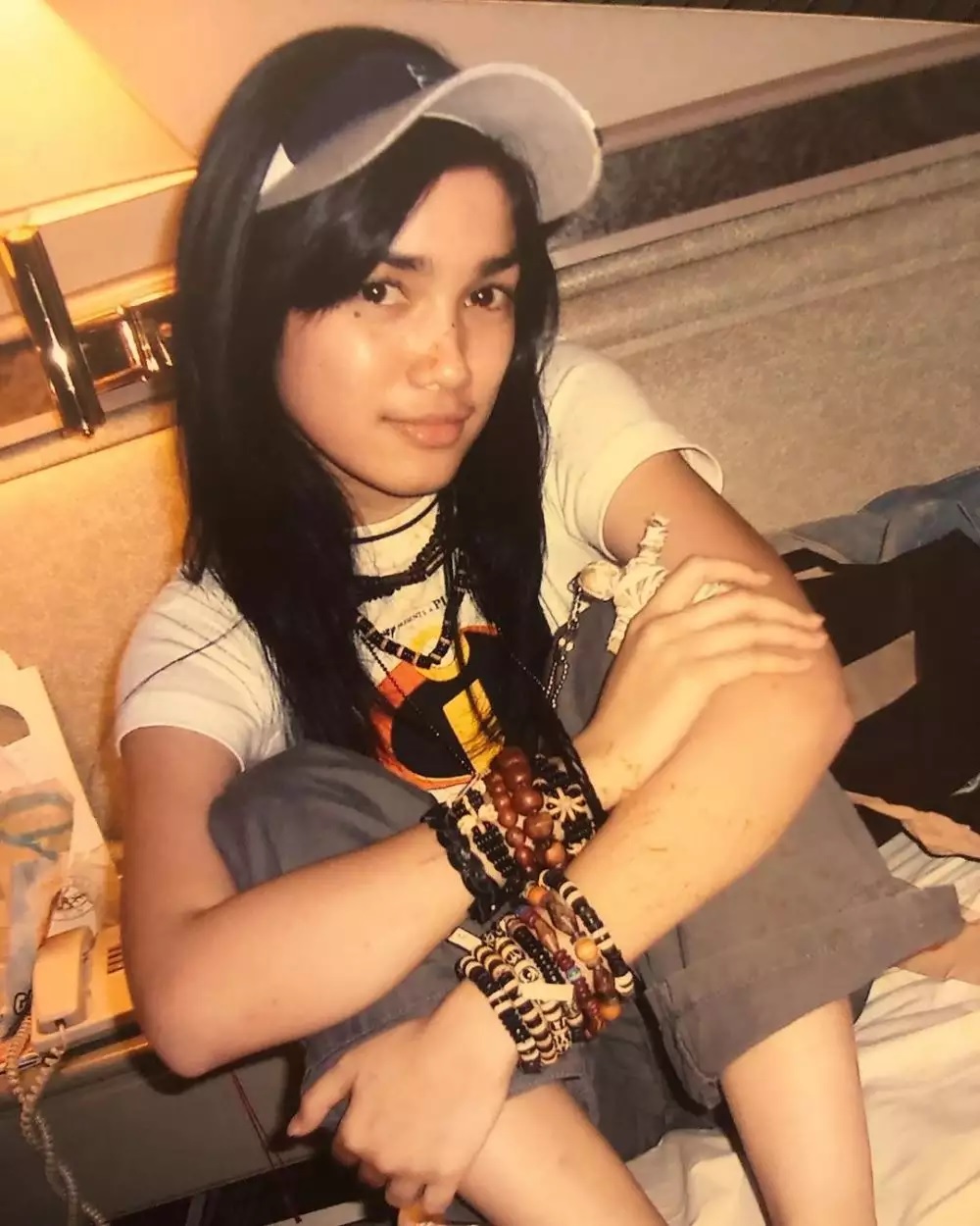 Bocah imut berambut cepak ini kini jadi istri presenter hits, 11 potret transformasinya ini memesona