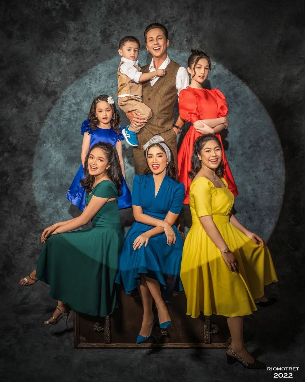 Bocah imut berambut cepak ini kini jadi istri presenter hits, 11 potret transformasinya ini memesona