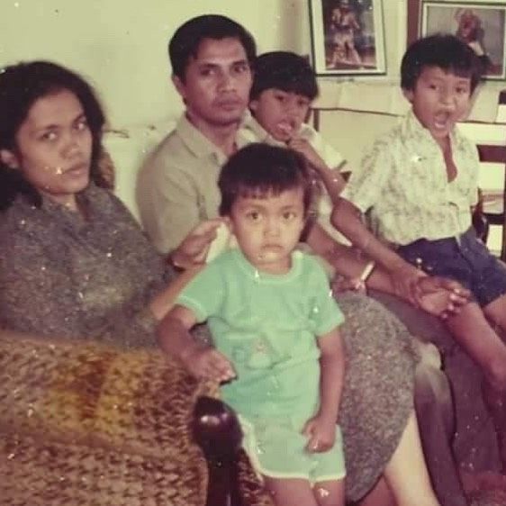 Bocah imut berambut bob ini kini berusia 49 tahun, 11 transformasinya sekarang dijuluki hot daddy