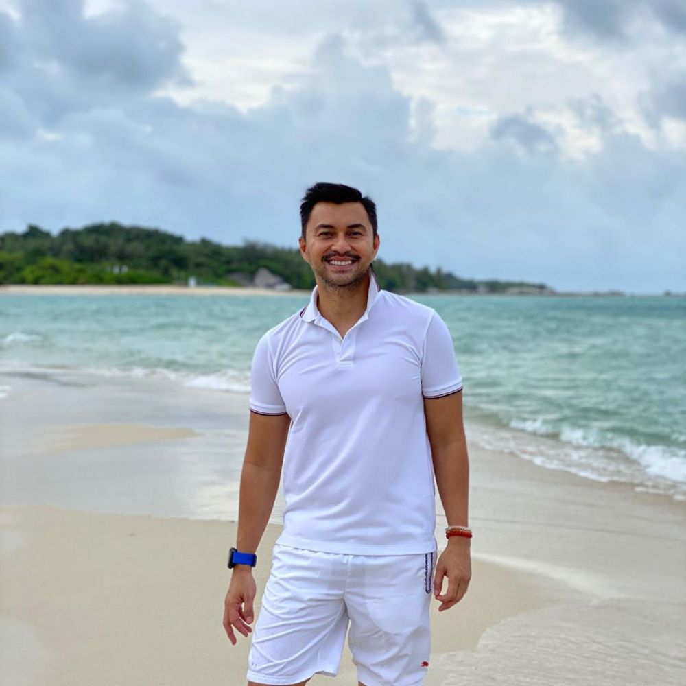 Bocah imut berambut bob ini kini berusia 49 tahun, 11 transformasinya sekarang dijuluki hot daddy