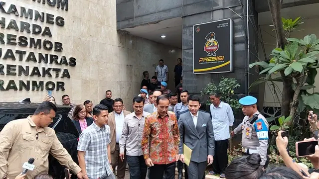 Lapor ke Polda Metro Jaya soal dugaan ijazah palsu, Jokowi perlihatkan ijazah SD-kuliah ke penyidik 