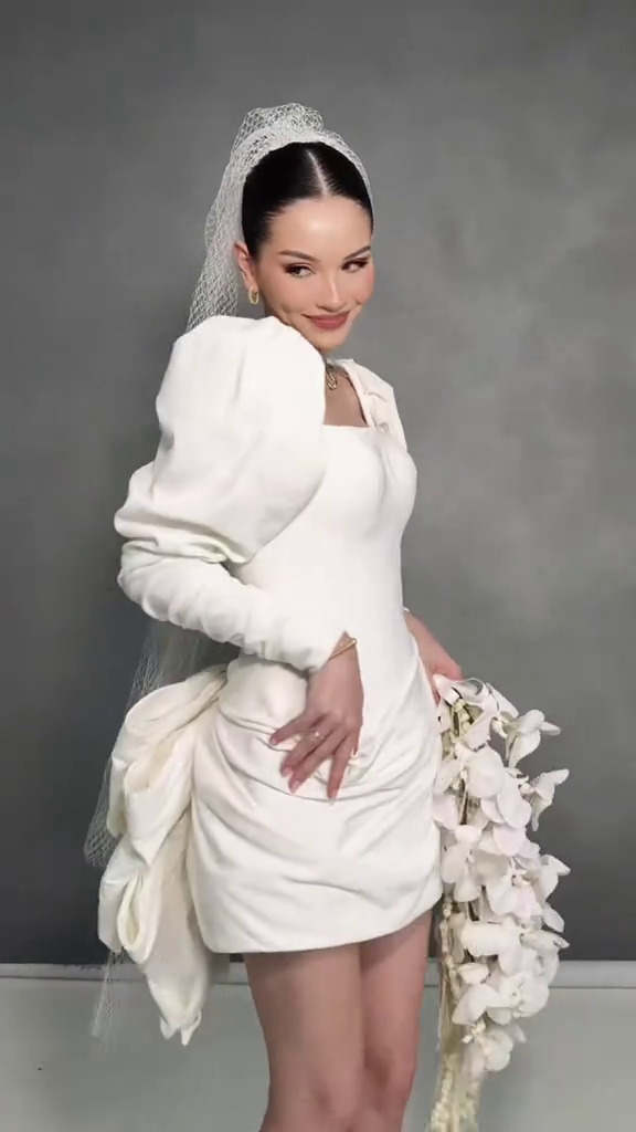 9 Potret romantis Al Ghazali-Alyssa Daguise ikut challenge 'Kim Seon-ho smile', ditonton 11 juta kali