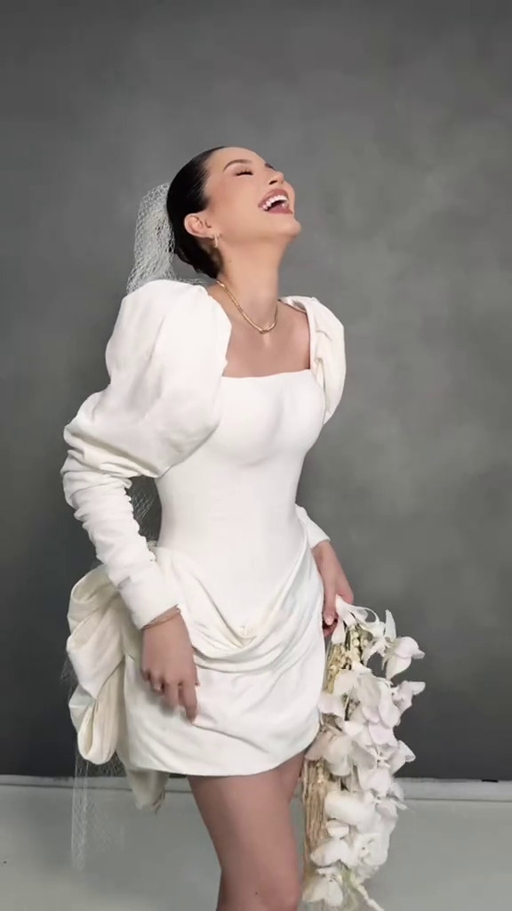 9 Potret romantis Al Ghazali-Alyssa Daguise ikut challenge 'Kim Seon-ho smile', ditonton 11 juta kali