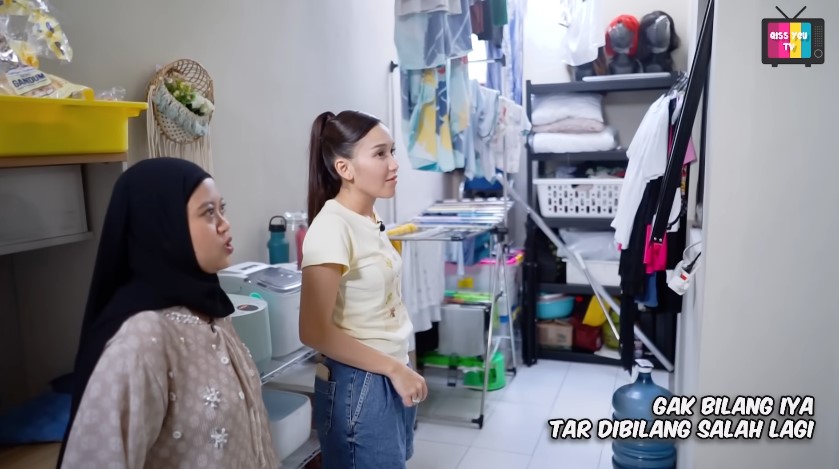 Rumah baru Musdalifah Basri minimalis lantai 2, 9 potret dapurnya sempit penuh perabot mirip di gudang