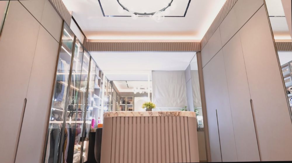 9 Potret kamar baru Jessica Iskandar usai direnovasi kian mewah, desain walk in closet bak butik elit