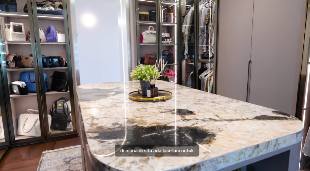 9 Potret kamar baru Jessica Iskandar usai direnovasi kian mewah, desain walk in closet bak butik elit