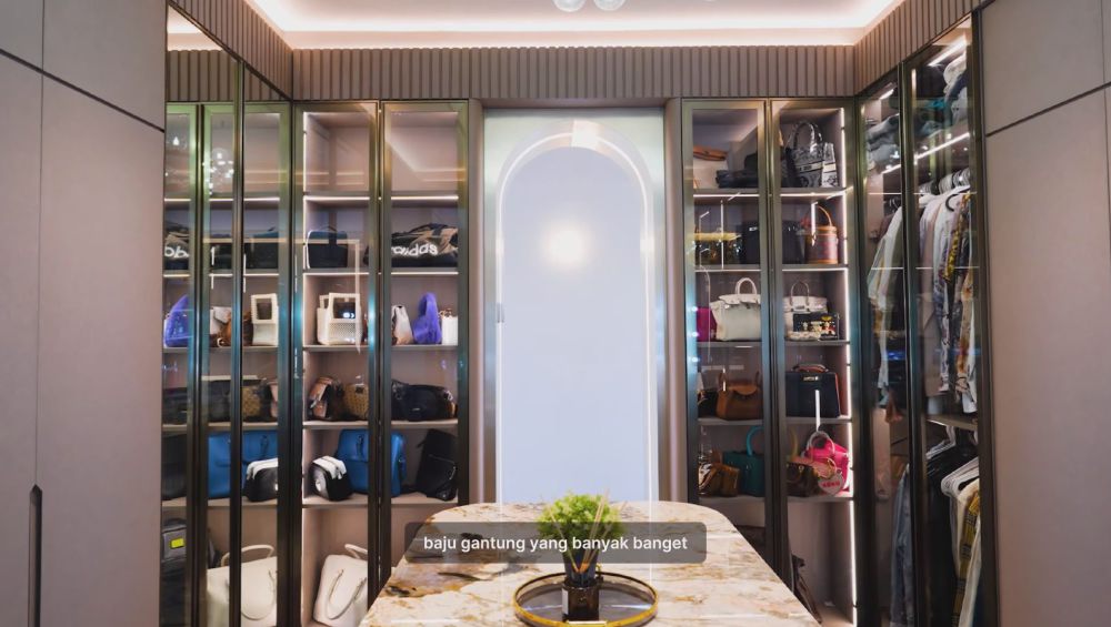 9 Potret kamar baru Jessica Iskandar usai direnovasi kian mewah, desain walk in closet bak butik elit