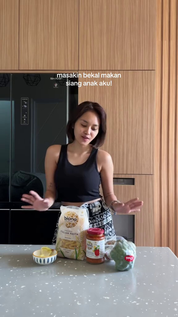 Rumah barunya bersebelahan dengan Farida Nurhan, 9 potret dapur Permesta Dhyaz simpel tetap estetik