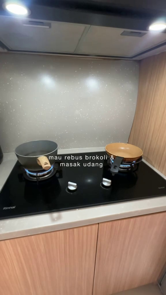 Rumah barunya bersebelahan dengan Farida Nurhan, 9 potret dapur Permesta Dhyaz simpel tetap estetik