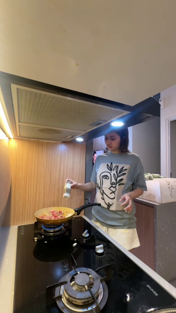 Rumah barunya bersebelahan dengan Farida Nurhan, 9 potret dapur Permesta Dhyaz simpel tetap estetik