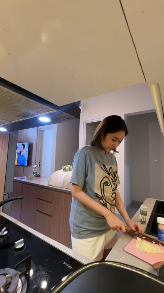 Rumah barunya bersebelahan dengan Farida Nurhan, 9 potret dapur Permesta Dhyaz simpel tetap estetik