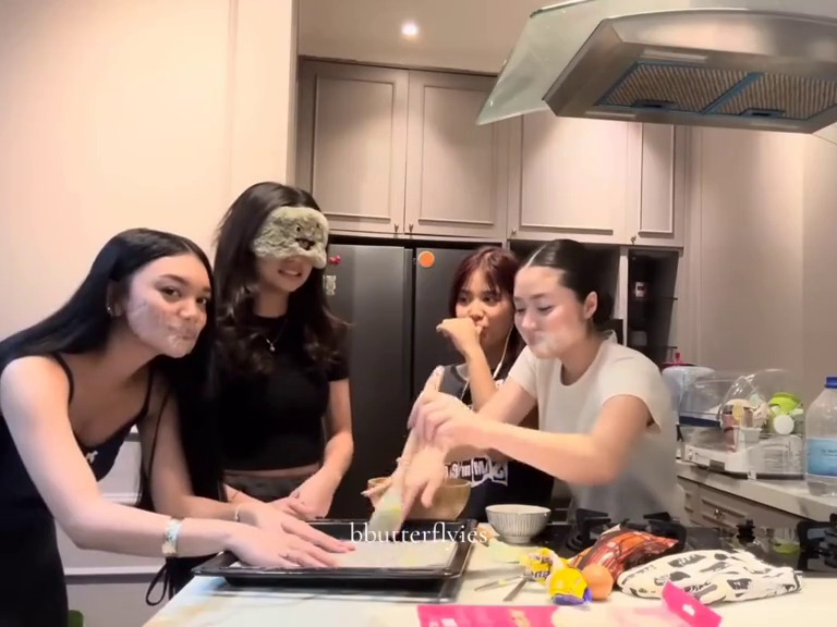 9 Potret dapur Naura Ayu interiornya mungil serba pink, estetik buat ngonten