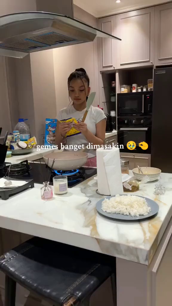 9 Potret dapur Naura Ayu interiornya mungil serba pink, estetik buat ngonten