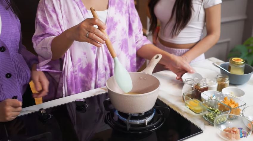 9 Potret dapur Naura Ayu interiornya mungil serba pink, estetik buat ngonten