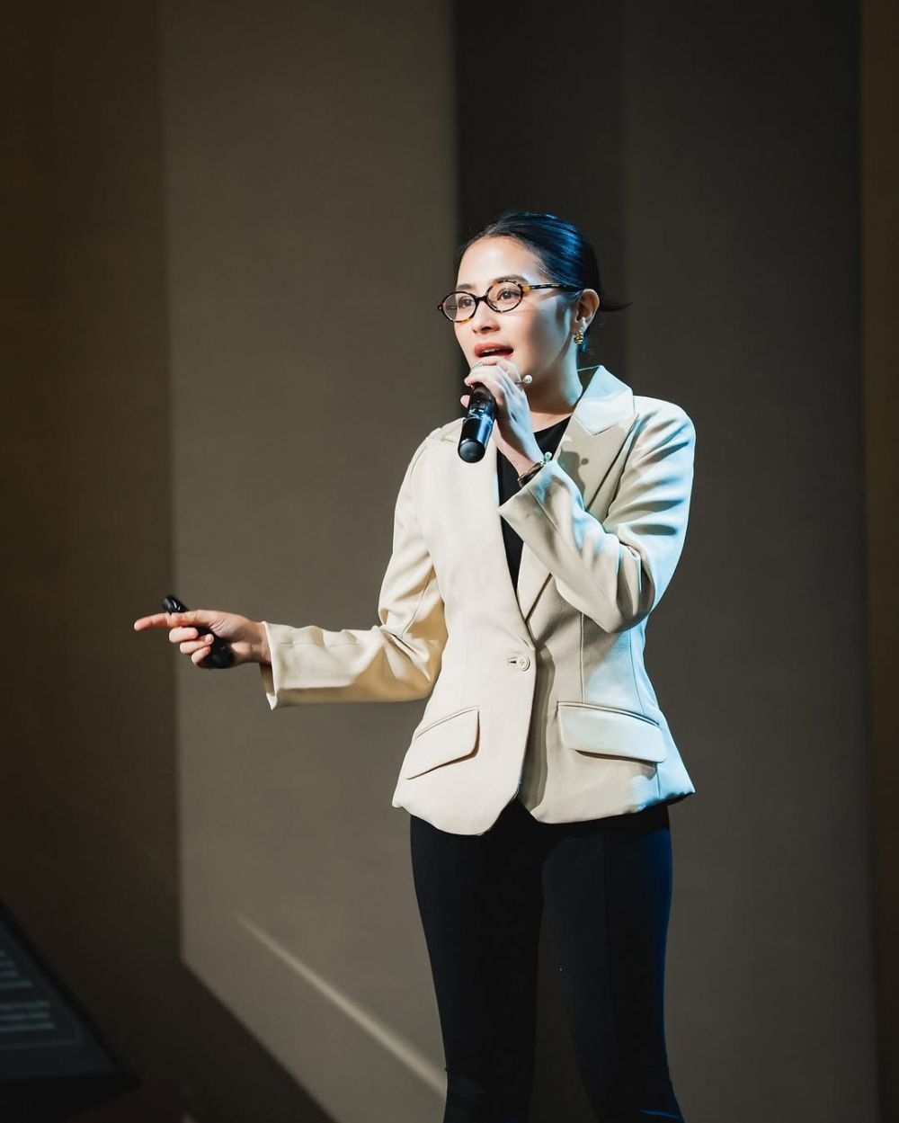 Kini jadi dosen tetap di universitas swasta, ini 9 momen Prilly Latuconsina saat mengajar mahasiswa