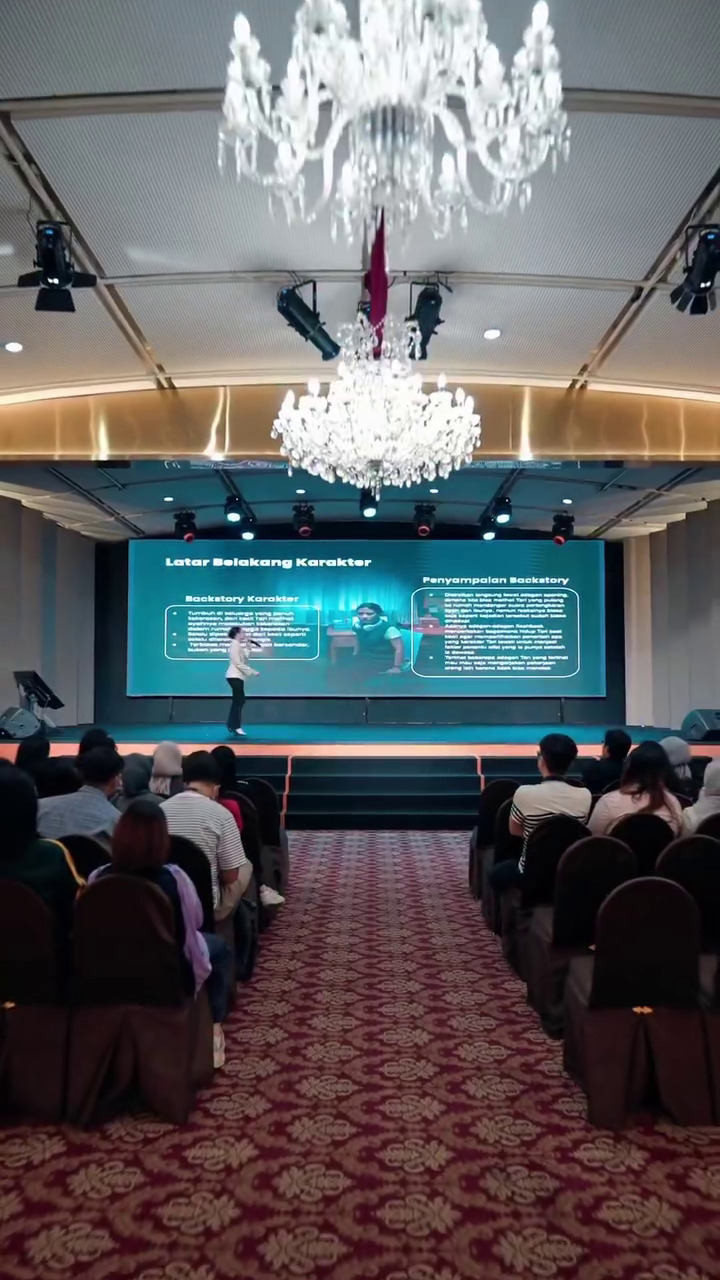 Kini jadi dosen tetap di universitas swasta, ini 9 momen Prilly Latuconsina saat mengajar mahasiswa