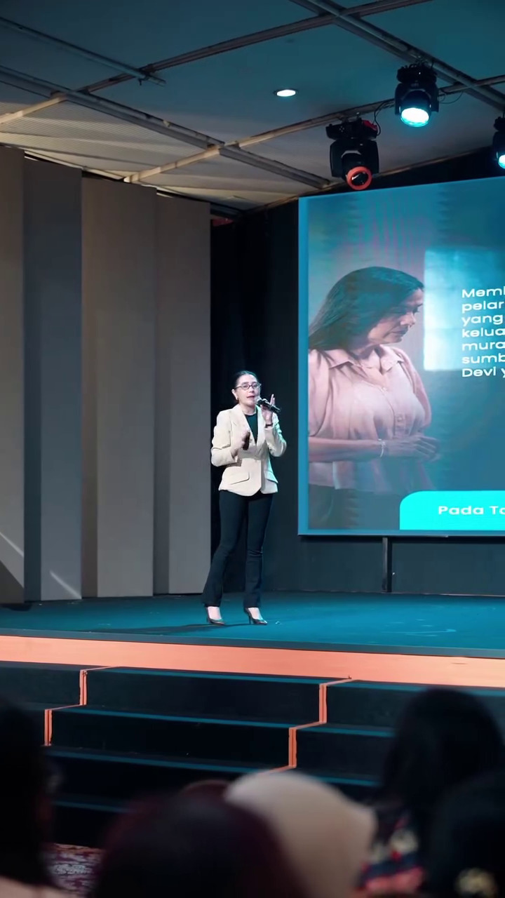 Kini jadi dosen tetap di universitas swasta, ini 9 momen Prilly Latuconsina saat mengajar mahasiswa