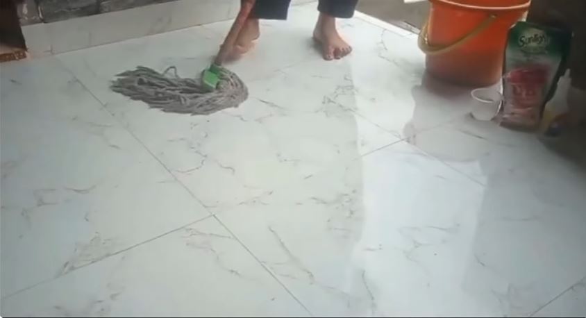 Cara pel lantai agar mengkilap dan tetap kesat sekarang cuma pakai tambahan 2 bumbu dapur, ini triknya