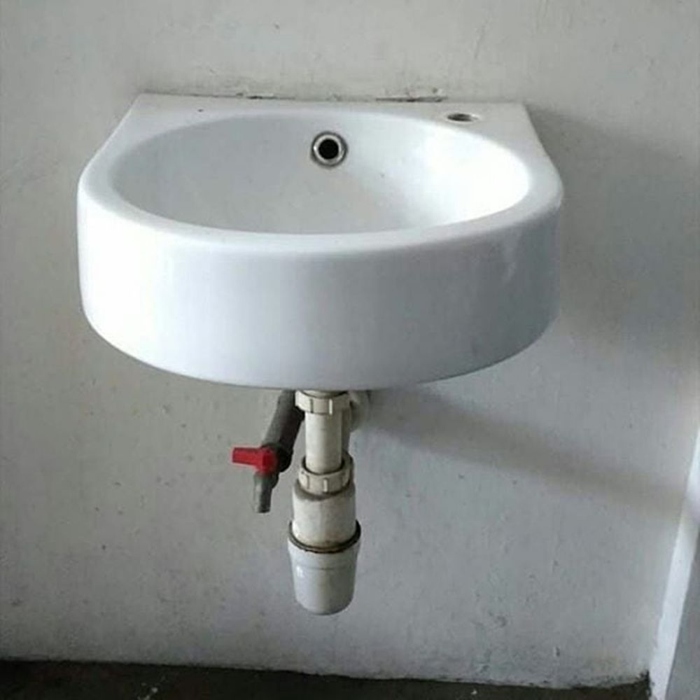 Gegara kurang teliti, 11 potret kocak benda nggak pada posisinya ini bikin gatel pengin benerin