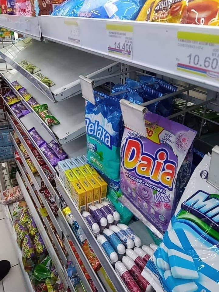 Gegara kurang teliti, 11 potret kocak benda nggak pada posisinya ini bikin gatel pengin benerin