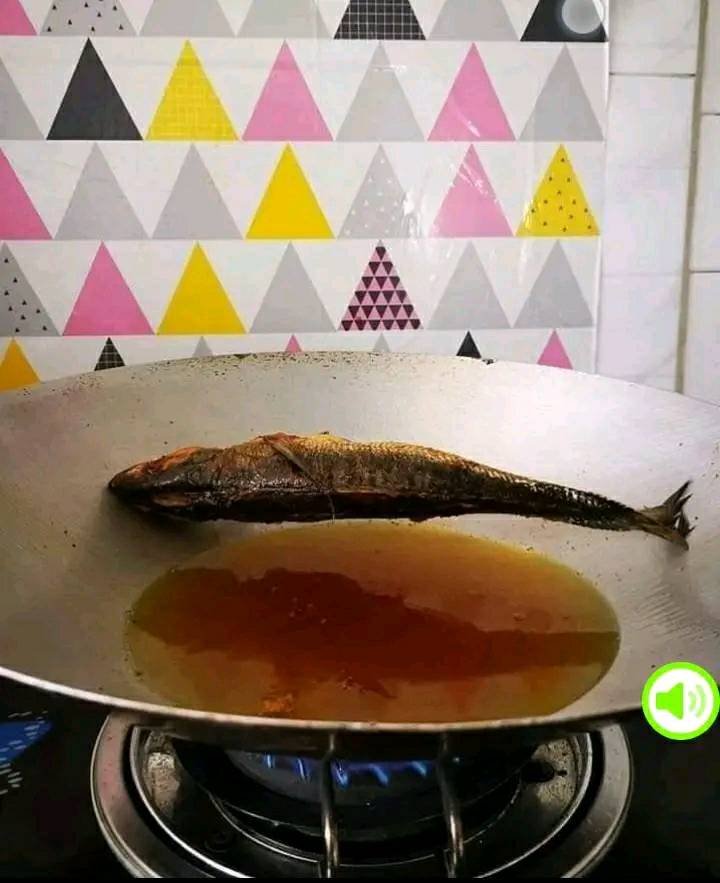 11 Potret lucu goreng ikan pakai panci ini pasti yang masak masih amatiran