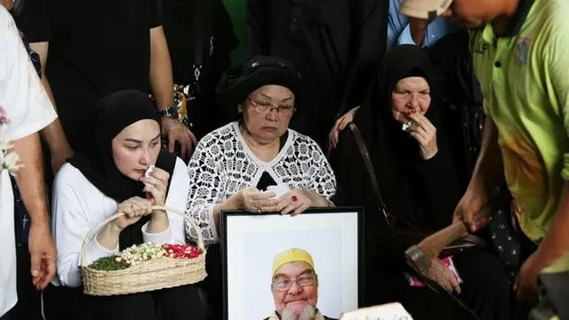 Mona Ratuliu berduka, sang ayah meninggal saat hendak salat tahajud