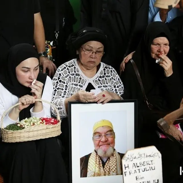 Mona Ratuliu berduka, sang ayah meninggal saat hendak salat tahajud