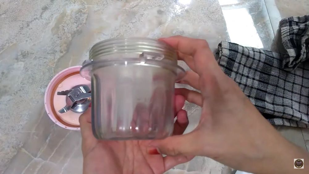 Sekarang jangan cuma dicuci sabun, ini trik hilangkan noda kunyit di blender tambah 1 bahan dapur