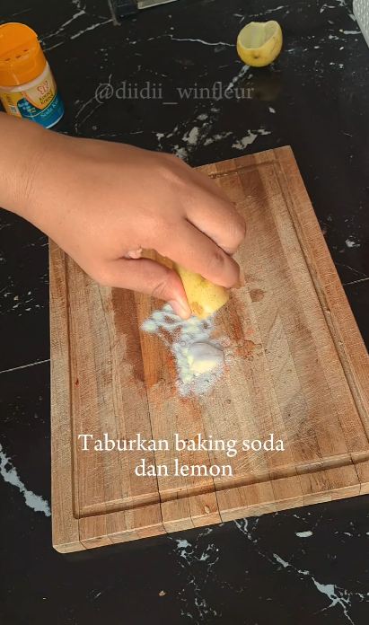 Perasan buah dan 1 tambahan bahan dapur ini ampuh hilangkan aroma pedas bekas cabai di talenan kayu