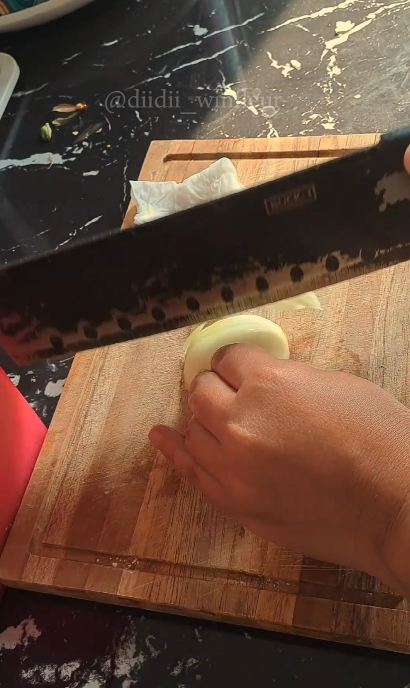 Perasan buah dan 1 tambahan bahan dapur ini ampuh hilangkan aroma pedas bekas cabai di talenan kayu